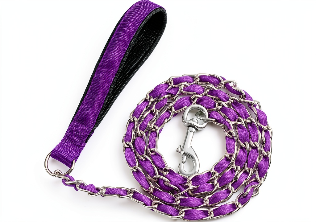LUFFWELL dog leash with chain core and swivel clasp in use